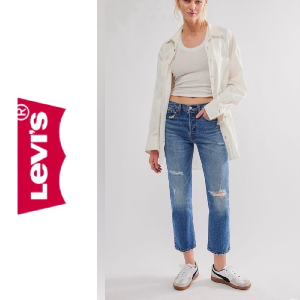 NWOT Levi’s Premium wedgie size 26 medium wash distressed